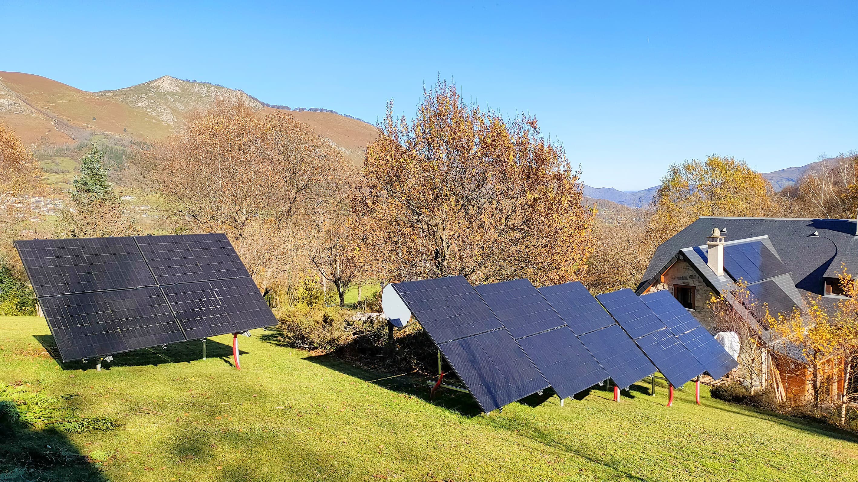 Panneaux solaires au sol dans les Pyrénées — maison autonome