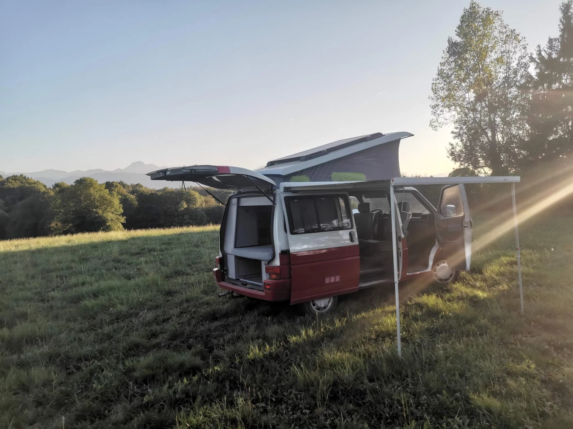 Panneaux solaires installés sur le toit d'un camping-car