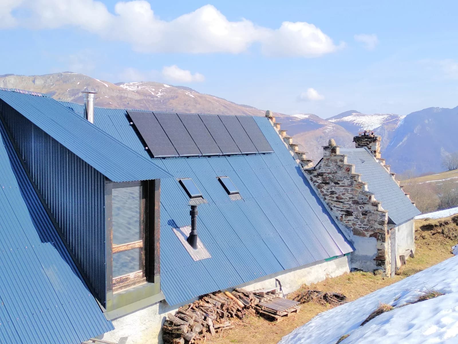 Bergerie de montagne avec panneaux solaires dans les Pyrénées